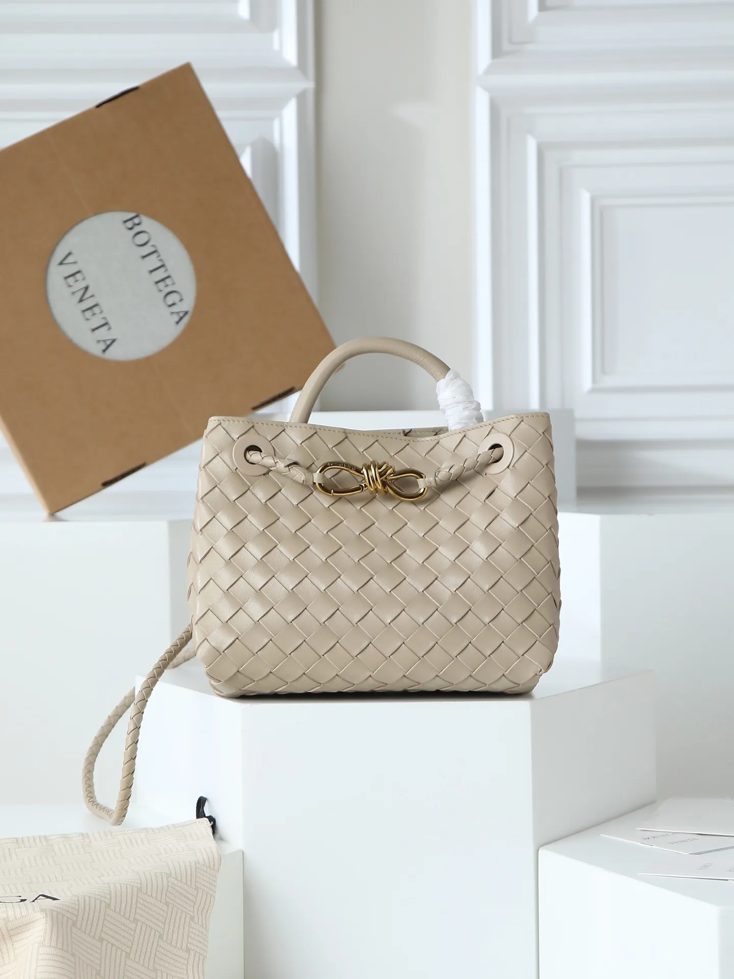 1300. Andiamo is shipping‼ ️Really popular🔥The new Andiamo woven handbag launched by Bottega Veneta this season is really popular all over the world! ! Celebrities at home and abroad have worn it, and Oscar-winning actress Michelle Yeoh has taken it out on the street. Song Jia, Trai Yala, Yu Feihong, Sanji Ayaka, Rosie Hunting-Whiteley, Yoshioka Riho, etc. have all worn this bag. It is classic and versatile and shows off your temperament, and the bag capacity is also large, which is very convenient for daily commuting! ! A variety of carrying methods, the shoulder straps can be adjusted by yourself, the original lambskin feels soft and delicate, and the unisex style breaks the gender boundaries and brings a more practical and long-lasting use experience. Andiamo, which has both elegant and casual styles, perfectly interprets the true appearance of "fashionable old money style". Style number: 766014 Size: 25*22*10.5cm